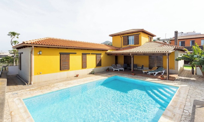Tacoronte Chalet De Esquí | Home2Book Spacious Family Getaway, Private Pool