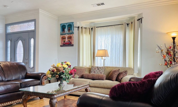 Fontana Casa | Homeinn - Warm & Elegant Residence w/King Bed