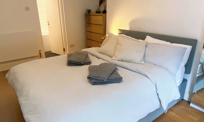 Kilburn Apartamento | Homely 2BD Flat w/Private Patio — Near Maida Vale!