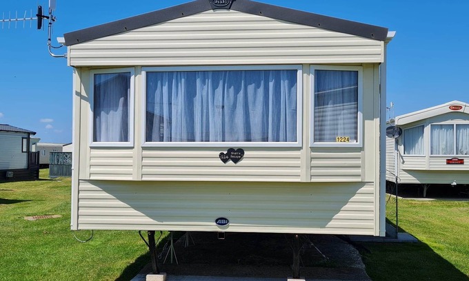 Selsey Casa | Homely 3 bed (Sleeps 8) *PET FREE* @ Seal Bay Resort
