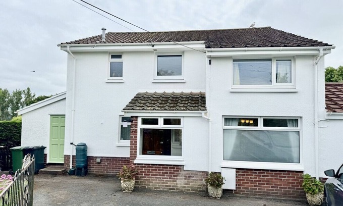 Barnstaple Casa | Homely 4 bed in Barnstaple