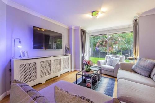 Runnymede Casa | Homely 4 Bedroom House Addlestone