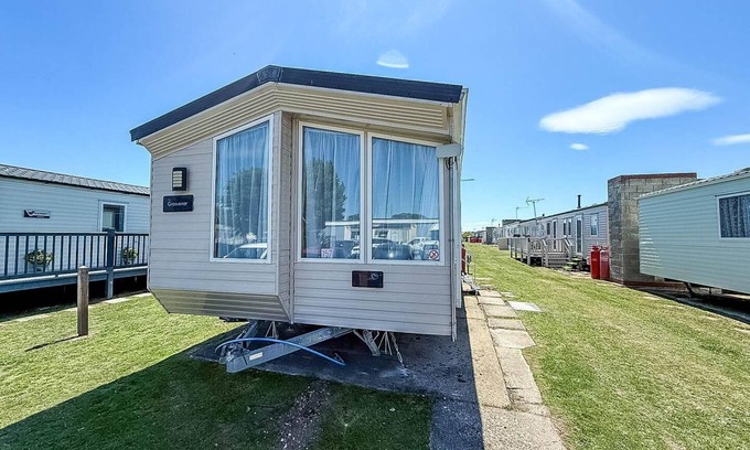 Walton on the Naze Casa | Homely 8 berth caravan near to the beach in Walton-on-the-Naze ref 17157P