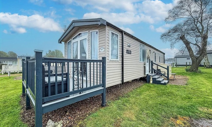 Oulton Broad Casa | Homely caravan with decking and free WiFi in Lowestoft ref 12097B