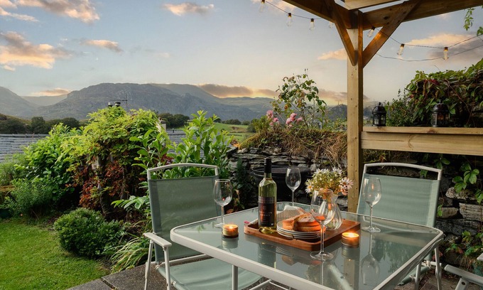 Manod Casa | Homely cottage & garden with mountain-view.