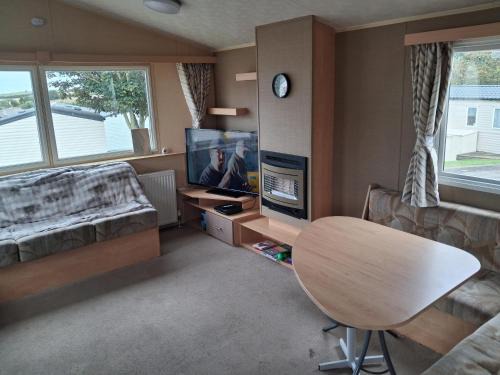 Winestead Otro | Homely, Dog Friendly Caravan At Sand Le Mere In Yorkshire Ref 71005O