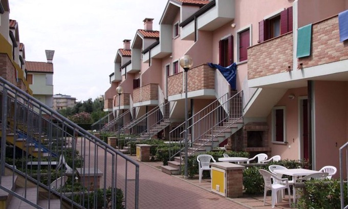 Rosapineta Apartamento | Acogedor apartamento en una residencia con piscina en Rosolina