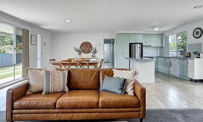Maloneys Beach Apartamento | Homely Maloneys Beach 3-Bed with Large Backyard