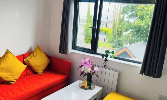Claddagh Apartamento | Homely new apartment with free parking & easy walk to the City Centre or beach