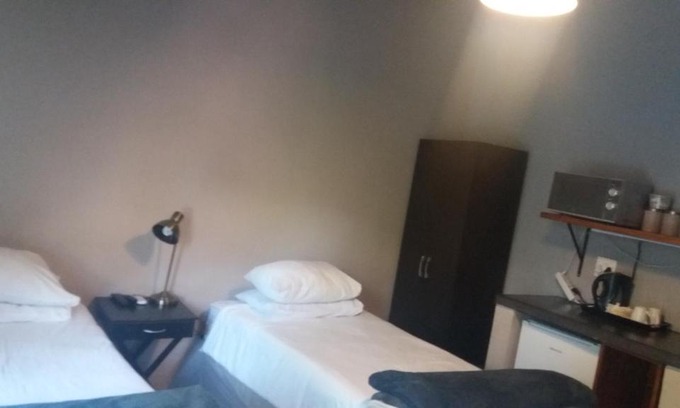 Lephalale Casa | Homely room in peaceful and comfortable old farmhouse