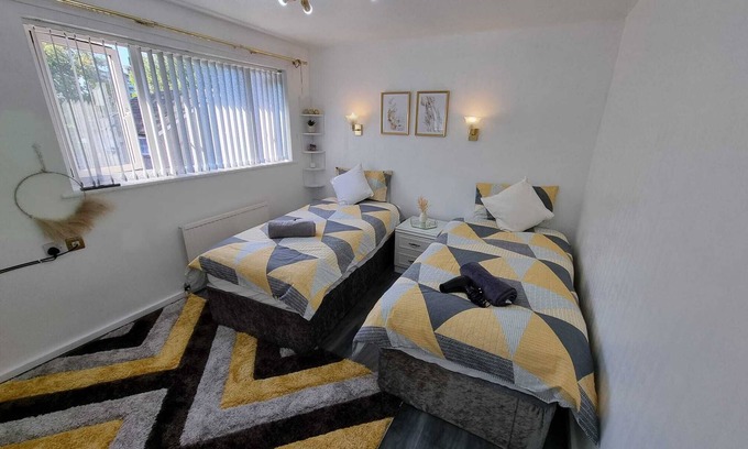Leeds Casa | Homely space - walking distance to city centre w/ free parking & Netflix