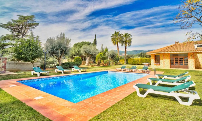 Sant Andreu de Llavaneres Villa | Homerez - Villa a 1 km de la playa para 16 pers. con piscina y vistas al mar