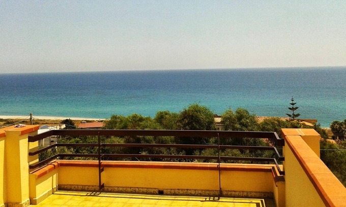 Brancaleone Apartamento | Homerez - ¡A 200 m de la playa! Apartamento para 4 pers. en Brancaleone Marina