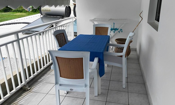 Damencourt Apartamento | Homerez - ¡A 300 m de la playa! Apartamento para 4 pers. con jardín en Le Moule