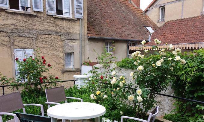Neris-les-Bains Apartamento | Homerez - Amazing apartement for 3 ppl. with garden at Néris-les-Bains