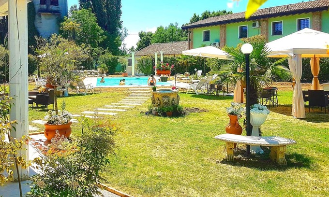 Gragnano Trebbiense Apartamento | Homerez - Amazing studio for 4 ppl. with shared pool and balcony at Gragnano