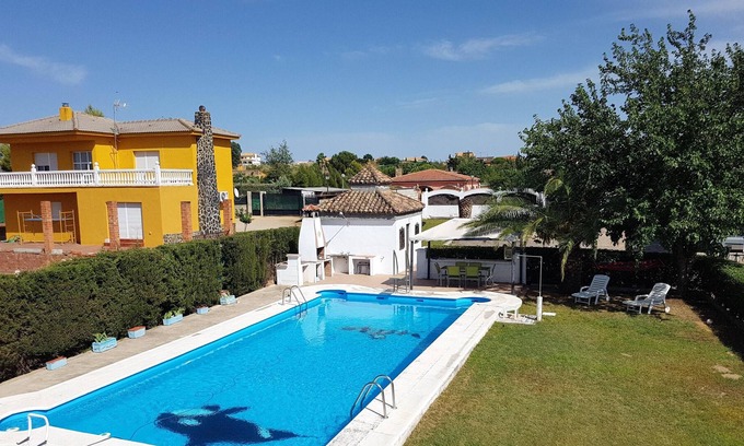 Linares Villa | Homerez - Espaciosa villa para 6 pers. con piscina y jardín en Linares