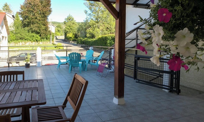 Arinthod Apartamento | Homerez - Apartamento para 6 pers. con jardín, terraza y balcón en Arinthod