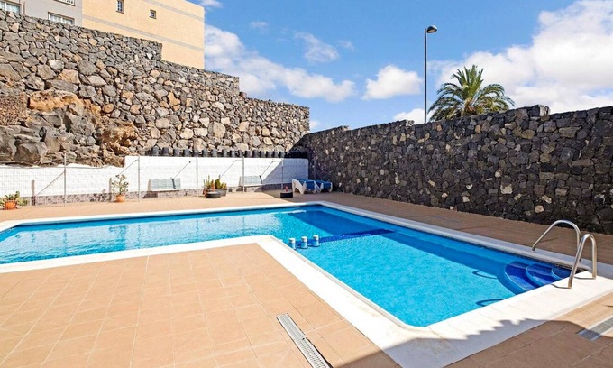 Las Rosas Apartamento | Homerez - Apartamento a 1 km de la playa para 4 pers. con piscina compartida