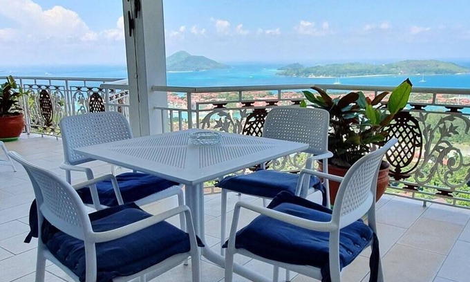 Zig Zag Ward Apartamento | Homerez - Apartamento a 5 km de la playa para 3 pers. con jardín en Les Mamelles