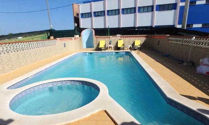Parchal Apartamento | Homerez - Apartamento a 1 km de la playa para 4 pers. con piscina compartida