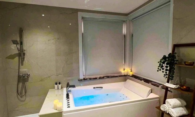 Koekelberg Apartamento | Homerez - Appartement for 4 ppl. with jacuzzi and balcony at Koekelberg