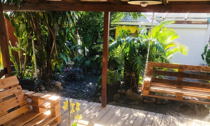 Basse-Terre Apartamento | Homerez - Appartement for 4 ppl. with garden and terrace at Basse-Terre