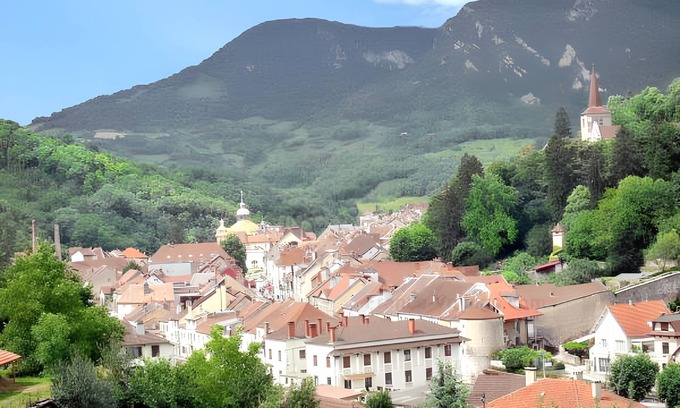 Salins-les-Bains Apartamento | Homerez - Apt. in Salins-les-Bains, parking included