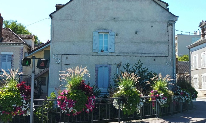 Montargis Apartamento | Homerez - Ap Montargis, vista lago, parking