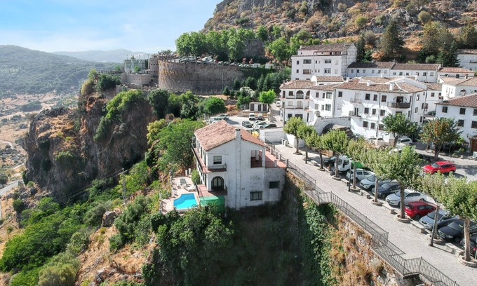 Grazalema Chalet De Esquí | Homerez - Chalet auténtico en Grazalema con piscina privada