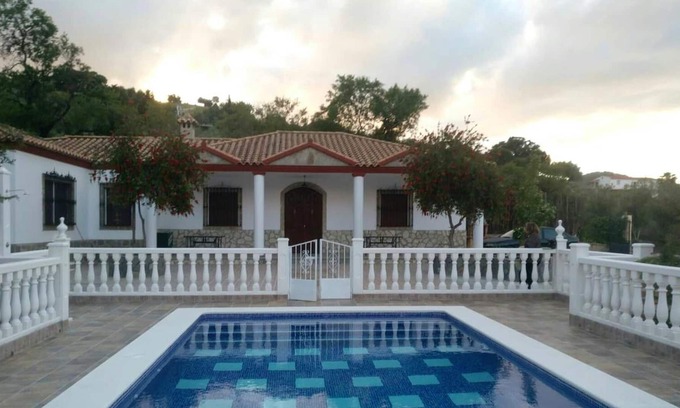 Prado del Rey Chalet De Esquí | Homerez - Chalet a la montaña para 11 pers. con piscina en Prado del Rey