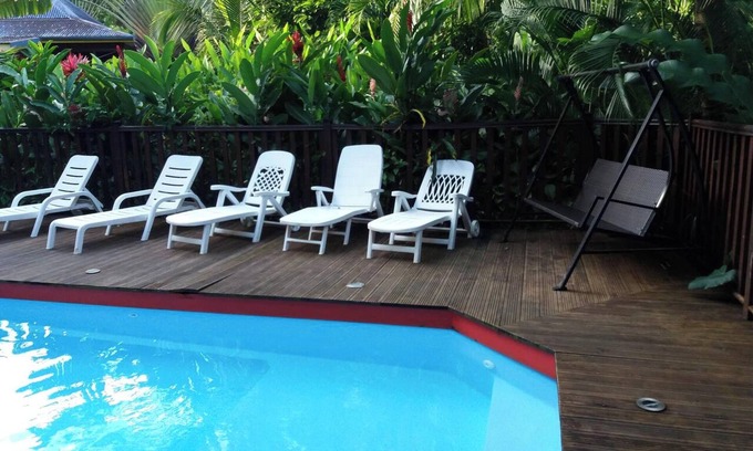Pointe-Noire Casa | Homerez - Encantador Bungalow con Piscina en Pointe-Noire