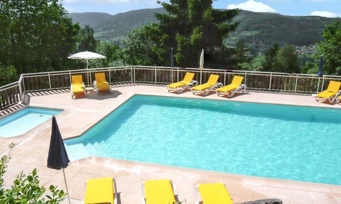 Le Tholy Chalet De Esquí | Homerez - Chalet encantador en Le Tholy con piscina compartida