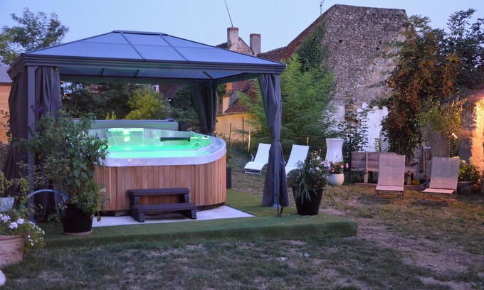 Le Blanc Casa | Homerez - Casa encantadora en Le Blanc con spa y jardín