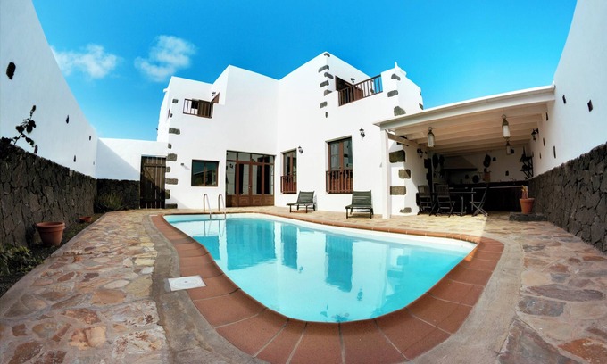 Tajaste Casa | Homerez - Casa encantadora en Tinajo con piscina privada