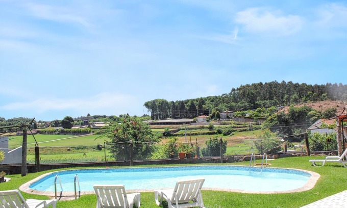 Vila Nova de Famalicao Casa | Homerez - Casa encantadora en Requião con piscina compartida