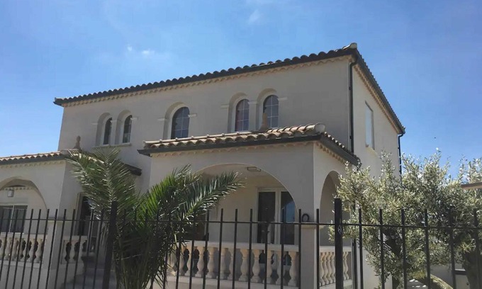 Saint-Gilles Villa | Homerez - Encantadora Villa en Saint-Gilles con Piscina