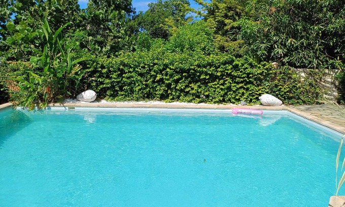 Bois d'Olives Casa | Homerez - Casa elegante en Saint-Pierre con piscina privada