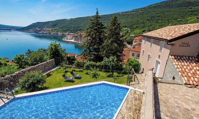 Bakar Villa | Homerez - Elegante villa Bakar vista al mar y piscina