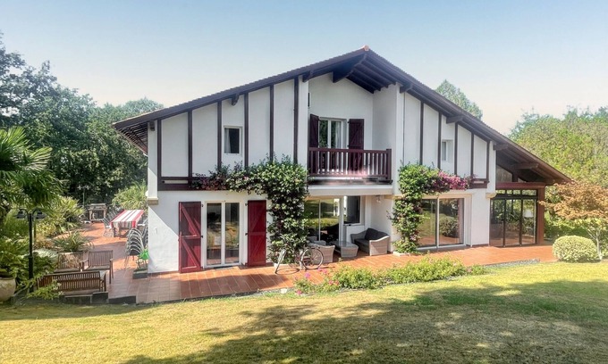Arbonne Villa | Homerez - Villa elegante en Arbonne con piscina privada