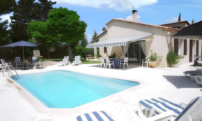 Cereste Villa | Homerez - Villa Elegante en Céreste con Piscina Privada y Jacuzzi