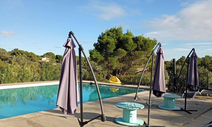 Mouries Villa | Homerez - Elegante villa en Mouriès con vista a la montaña y piscina privada