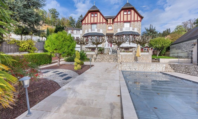 Bourre Villa | Homerez - Villa elegante en Bourré con piscina privada