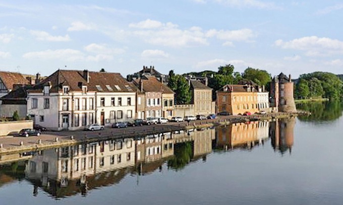 Villeneuve-sur-Yonne Casa | Homerez - Casa para 7 pers. con jardín y terraza en Villeuneuve sur Yonne
