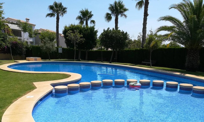 La Colina Casa | Homerez - Casa a 5 km de la playa para 6 pers. con piscina compartida y jardín
