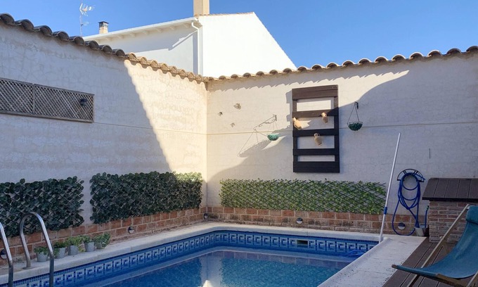Mota del Cuervo Casa | Homerez - Villa para 11 pers. con piscina, jacuzzi y jardín en Mota del Cuervo