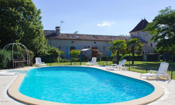 Thenac Casa | Homerez - House for 13 ppl. with swimming-pool, jacuzzi and garden at Thénac