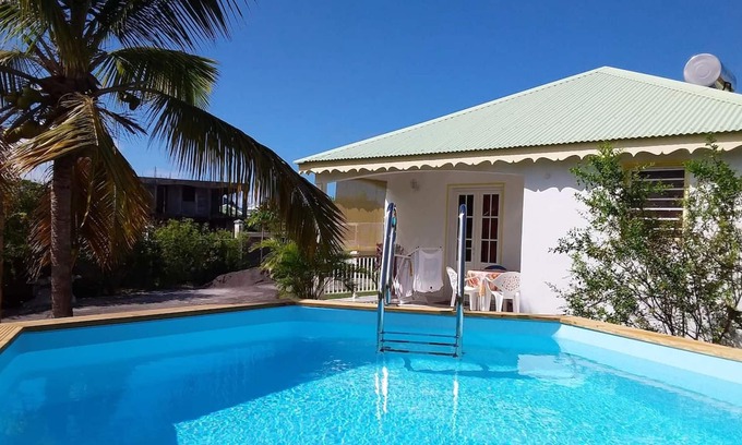 Damencourt Casa | Homerez - Casa para 5 pers. con piscina compartida, jardín y terraza en Le Moule