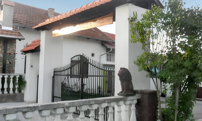 Kutina Casa | Homerez - Casa en Kutina con jardín