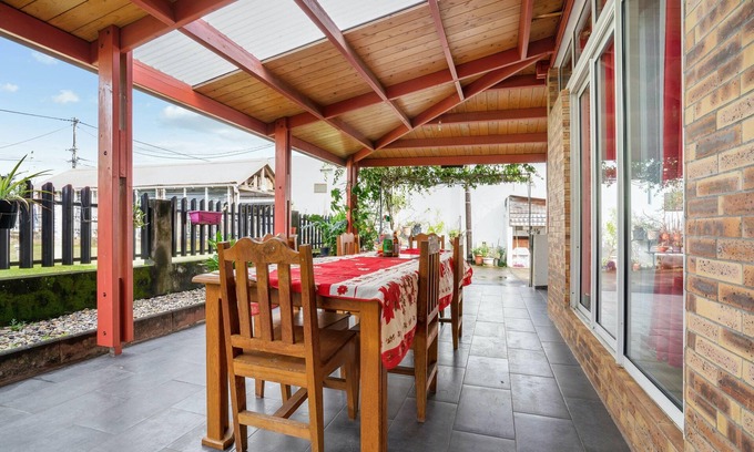 Saint-Andre Casa | Homerez - Casa para 13 pers. con jardín, terraza y balcón en Saint André